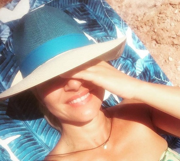 Η Μαρία Μπεκατώρου απολαμβάνει τον ήλιο και τη θάλασσα! - Φωτογραφία 2