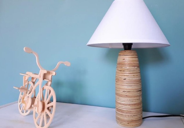 Diy desk lamp: Δείτε πως μπορείτε να φτιάξετε εύκολα από κόντρα πλακέ ενα επιτραπέζιο φωτιστικό... [video] - Φωτογραφία 1