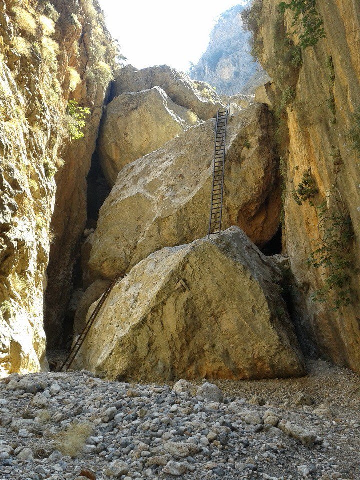 Διέσωσαν 45χρονη Ελληνίδα που τραυματίστηκε στο φαράγγι της Αράδαινας - Φωτογραφία 2