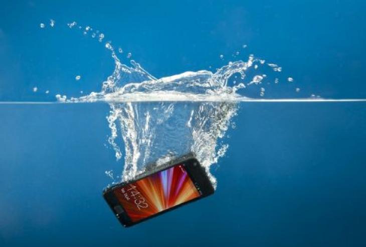 Έπεσε το κινητό σου σε νερό; Ορίστε τι ακριβώς πρέπει να κάνεις για να το σώσεις; - Φωτογραφία 1