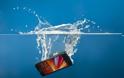 Έπεσε το κινητό σου σε νερό; Ορίστε τι ακριβώς πρέπει να κάνεις για να το σώσεις;