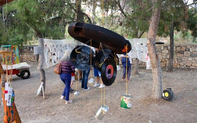 Μαθητές στην Αίγινα έφτιαξαν θερινό σινεμά από ...σκουπίδια - Φωτογραφία 2