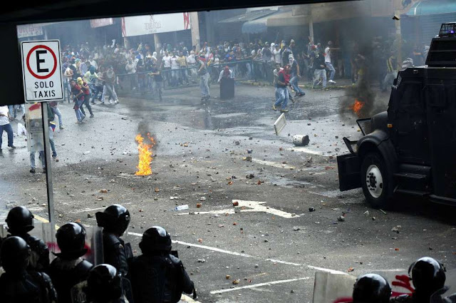 Ενας 16χρονος νεκρός και δεκάδες τραυματίες στην τελευταία διαδήλωση στην Βενεζουέλα - Φωτογραφία 1
