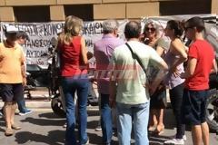 Πάτρα: Σώθηκε το σπίτι άνεργης μητέρας ενός παιδιού - Οι διαδηλωτές εμπόδισαν τους συμβολαιογράφους να το βγάλουν στο σφυρί