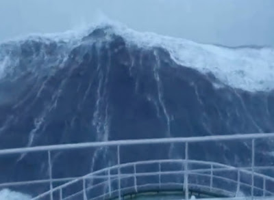 Στην Βόρεια θάλασσα απλά προσεύχεσαι.30μετρο κύμα έτοιμο να καταπιεί πλοίο(βίντεο) - Φωτογραφία 1