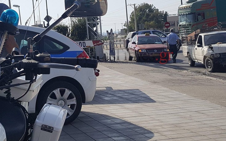 Απίστευτο περιστατικό στην Πάτρα - Τσιγγάνοι πέρασαν με κόκκινο, τράκαραν ταξί και έδειραν τον επιβάτη - Φωτογραφία 2