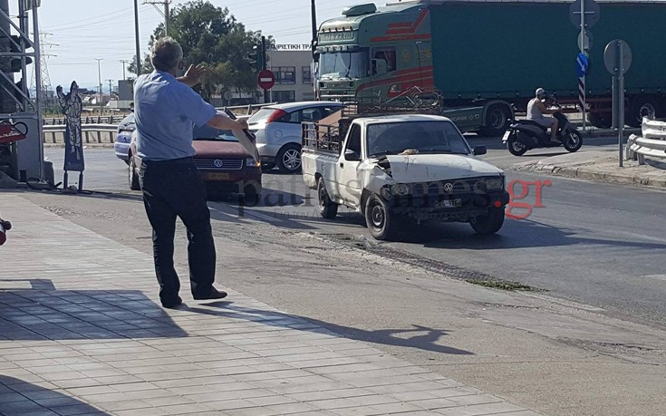 Απίστευτο περιστατικό στην Πάτρα - Τσιγγάνοι πέρασαν με κόκκινο, τράκαραν ταξί και έδειραν τον επιβάτη - Φωτογραφία 6