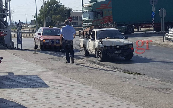 Απίστευτο περιστατικό στην Πάτρα - Τσιγγάνοι πέρασαν με κόκκινο, τράκαραν ταξί και έδειραν τον επιβάτη - Φωτογραφία 7