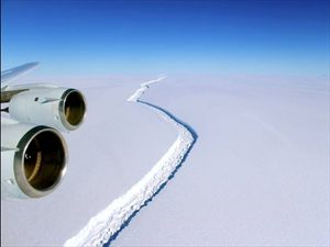 Ανταρκτική: Γιγάντια ρωγμή σχημάτισε παγόβουνο - Φωτογραφία 1