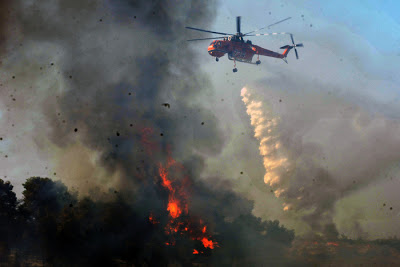 Κόλαση φωτιάς στο Ζευγολατιό-3 πυροσβέστες τραυματίες - Φωτογραφία 1