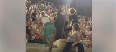 Ελληνάρας χτυπά την γυναίκα του στην συναυλία Όλοι μαζί μπορούμε και θεατές τον πλακώνουν.(Video) - Φωτογραφία 1