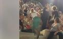 Ελληνάρας χτυπά την γυναίκα του στην συναυλία Όλοι μαζί μπορούμε και θεατές τον πλακώνουν.(Video)