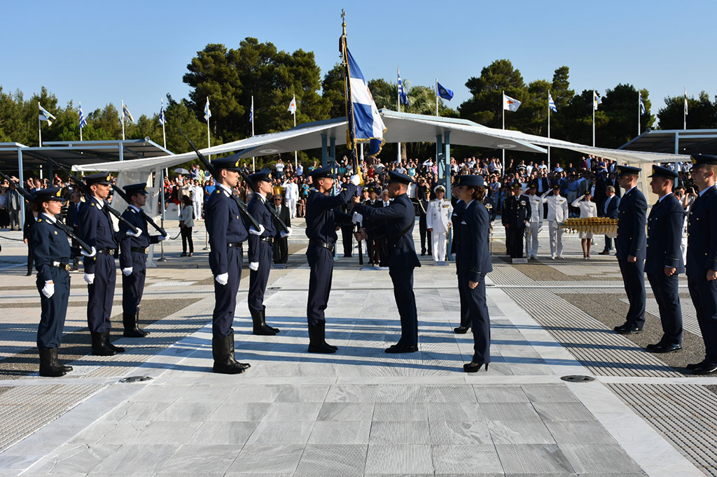 Τα ξίφη στις νέες και νέους ανθυποσμηναγούς επέδωσε ο ΠτΔ (ΦΩΤΟ-ΒΙΝΤΕΟ) - Φωτογραφία 4