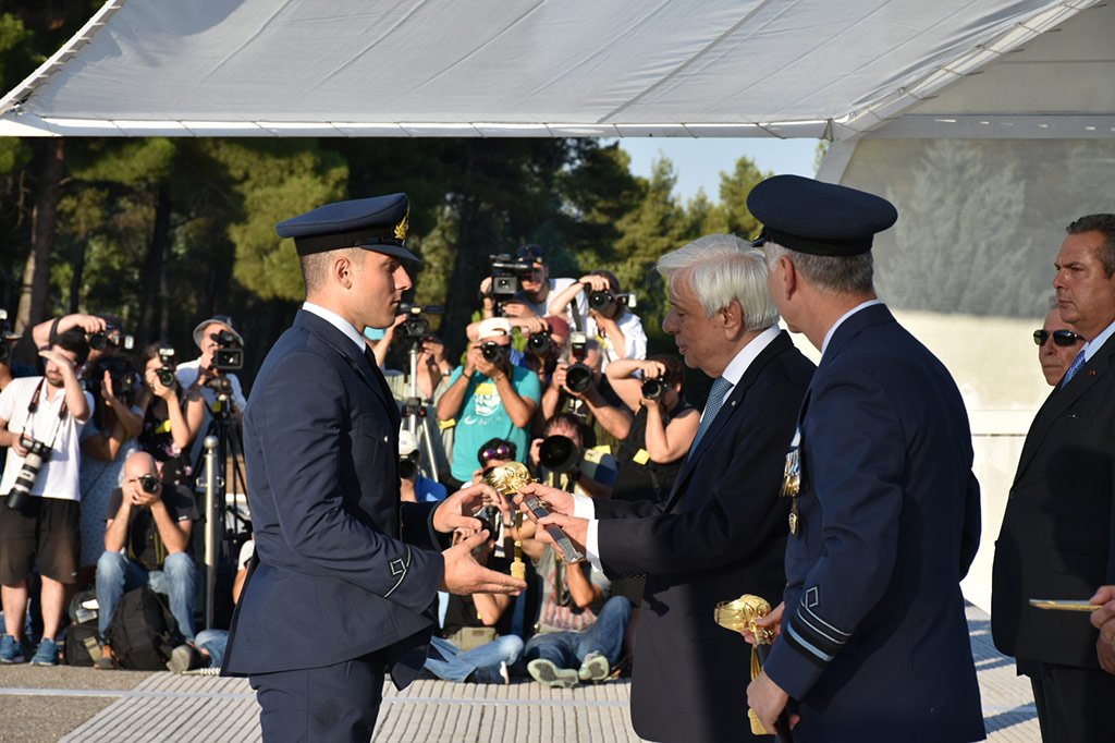 Τα ξίφη στις νέες και νέους ανθυποσμηναγούς επέδωσε ο ΠτΔ (ΦΩΤΟ-ΒΙΝΤΕΟ) - Φωτογραφία 7