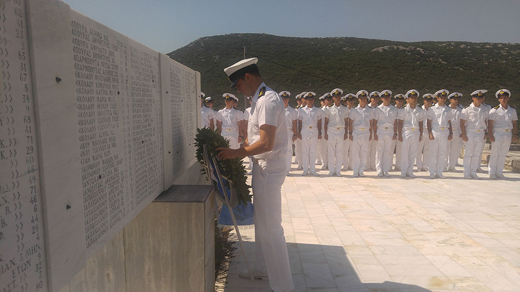 Η ΣΝΔ απέδωσε φόρο τιμής στα θύματα Β΄ΠΠ με κατάθεση στεφάνων σε Δίστομο και Καλάβρυτα (12 ΦΩΤΟ) - Φωτογραφία 3
