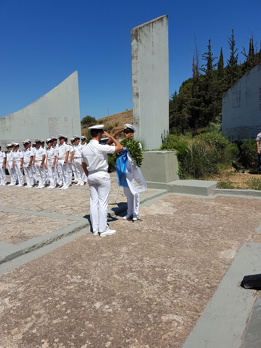 Η ΣΝΔ απέδωσε φόρο τιμής στα θύματα Β΄ΠΠ με κατάθεση στεφάνων σε Δίστομο και Καλάβρυτα (12 ΦΩΤΟ) - Φωτογραφία 6