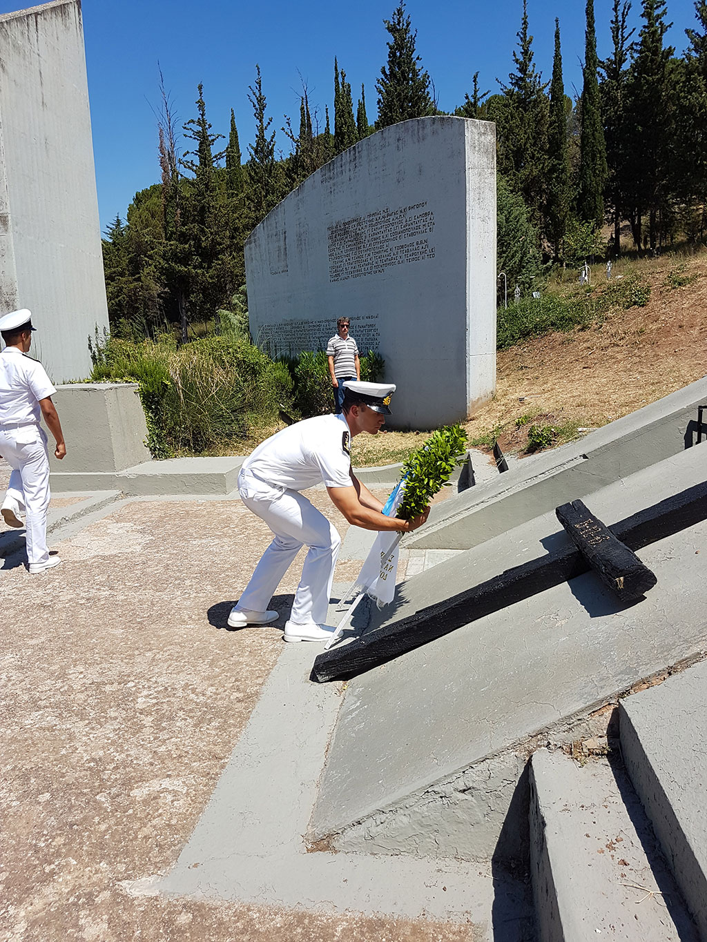 Η ΣΝΔ απέδωσε φόρο τιμής στα θύματα Β΄ΠΠ με κατάθεση στεφάνων σε Δίστομο και Καλάβρυτα (12 ΦΩΤΟ) - Φωτογραφία 7