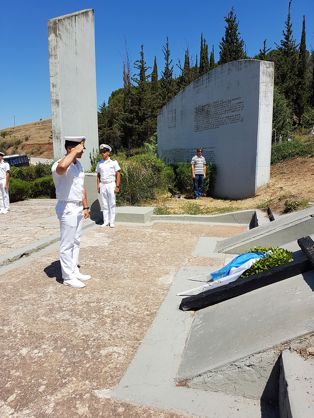 Η ΣΝΔ απέδωσε φόρο τιμής στα θύματα Β΄ΠΠ με κατάθεση στεφάνων σε Δίστομο και Καλάβρυτα (12 ΦΩΤΟ) - Φωτογραφία 8