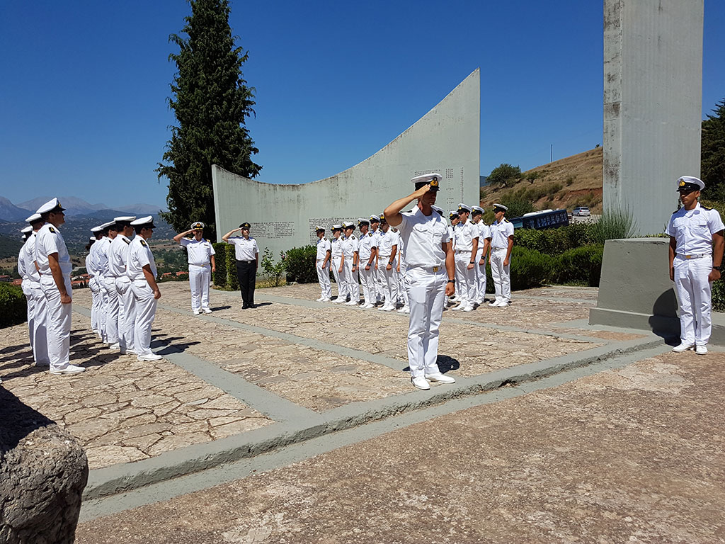 Η ΣΝΔ απέδωσε φόρο τιμής στα θύματα Β΄ΠΠ με κατάθεση στεφάνων σε Δίστομο και Καλάβρυτα (12 ΦΩΤΟ) - Φωτογραφία 9