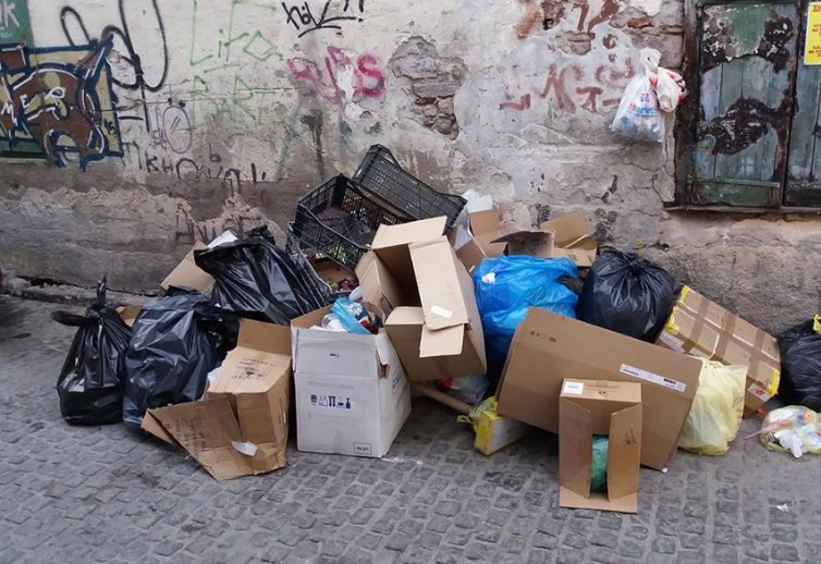 Ακόμα μια απίστευτη πατέντα του Δήμου Λέσβου: Τα σκουπίδια στον δρόμο αντί για τους κάδους- Δείτε σε ποια περιοχή - Φωτογραφία 1