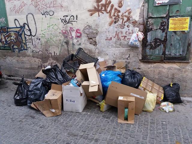 Ακόμα μια απίστευτη πατέντα του Δήμου Λέσβου: Τα σκουπίδια στον δρόμο αντί για τους κάδους- Δείτε σε ποια περιοχή - Φωτογραφία 2