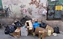 Ακόμα μια απίστευτη πατέντα του Δήμου Λέσβου: Τα σκουπίδια στον δρόμο αντί για τους κάδους- Δείτε σε ποια περιοχή - Φωτογραφία 2