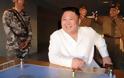 Πώς αντάμειψε ο Κιμ Γιονγκ Ουν τους μηχανικούς των βαλλιστικών του πυραύλων [video]