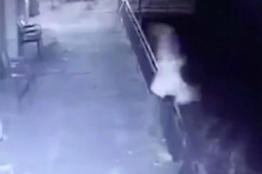Βίντεο σοκ: Πετάει την γυναίκα του από το μπαλκόνι - ΠΡΟΣΟΧΗ σκληρες εικόνες... - Φωτογραφία 1