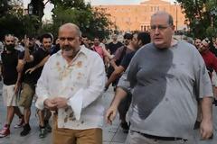 Το Twitter σχολιάζει την επίθεση με καφέδες σε Φίλη – Ξυδάκη