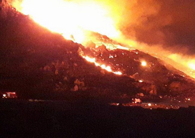 Ολονύκτια μάχη με τις φλόγες στο Σφηνάρι Κισάμου στα Χανιά -photos+video] - Φωτογραφία 1