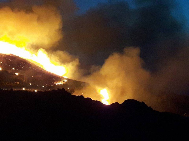 Ολονύκτια μάχη με τις φλόγες στο Σφηνάρι Κισάμου στα Χανιά -photos+video] - Φωτογραφία 2