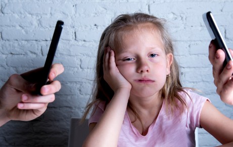 Γιατί πρέπει να περιορίσετε τη χρήση του κινητού μπροστά στα παιδιά - Φωτογραφία 1