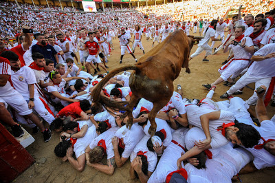 Pamplona bull run-Κραυγές και αίμα στην ταυροδρομία του τρόμου - Φωτογραφία 1