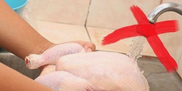 Οι αρχές Υγείας προειδοποιούν: Δείτε τι μπορείτε να πάθετε εάν πλένετε το ωμό κοτόπουλο πριν το βράσετε [video] - Φωτογραφία 1