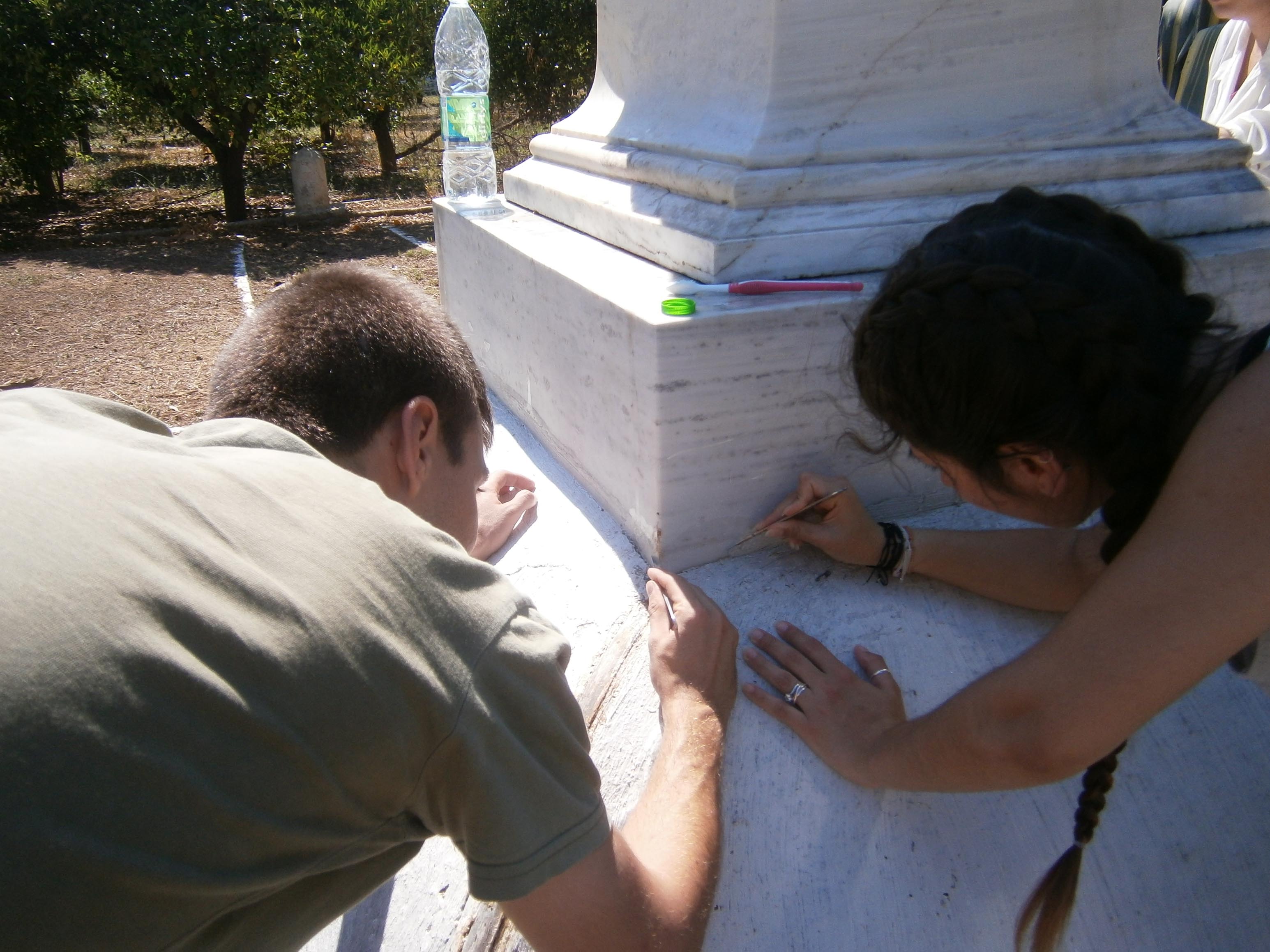 Οι σπουδαστές του Δ.ΙΕΚ Ναυπλίου καθάρισαν τα μνημεία του ΚΕΜΧ - Φωτογραφία 2