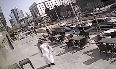 Περπατούσε αμέριμνος όταν του έπεσε ένα παράθυρο στο κεφάλι – Δείτε το video… - Φωτογραφία 1