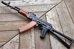 Όποιος άντρας τολμάει, ας μιλήσει στη... ξανθιά με το καλάσνικοφ! [photos]