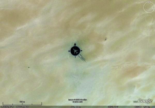 Οι δορυφόροι εντόπισαν αυτό το σύμβολο στην έρημο. Όταν πήγαν στο σημείο είδαν… κάτι εκπληκτικό! [photos] - Φωτογραφία 1