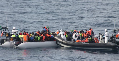 ...Στο λιμάνι της Καλαμάτας μεταφέρθηκαν τελικά οι 104 μετανάστες και πρόσφυγες  Πηγή: Στο λιμάνι της Καλαμάτας μεταφέρθηκαν τελικά οι 104 μετανάστες και πρόσφυγες | iefimerida.gr - Φωτογραφία 1
