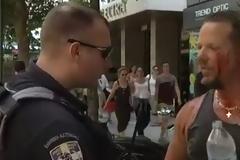 Απίστευτο!.Κουκουλοφόροι σάπισαν στο ξύλο ομογενή επειδή ψώνιζε