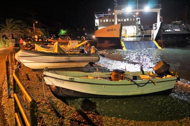 Ρίο: Οι βάρκες βγήκαν στην στεριά - Λύθηκαν φέρυ λόγω της σφοδρής κακοκαιρίας - Φωτογραφία 4