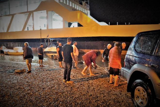 Ρίο: Οι βάρκες βγήκαν στην στεριά - Λύθηκαν φέρυ λόγω της σφοδρής κακοκαιρίας - Φωτογραφία 5