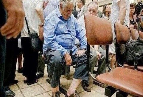 Ο υπέροχος πρόεδρος της Ουρουγουάης που περιμένει στην ουρά του νοσοκομείου για να εξεταστεί! Γνωρίστε τον φτωχό πρόεδρο που είχε εντυπωσιάσει όλο το κόσμο [photos] - Φωτογραφία 1