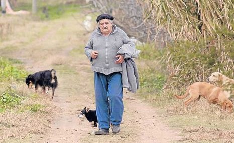 Ο υπέροχος πρόεδρος της Ουρουγουάης που περιμένει στην ουρά του νοσοκομείου για να εξεταστεί! Γνωρίστε τον φτωχό πρόεδρο που είχε εντυπωσιάσει όλο το κόσμο [photos] - Φωτογραφία 3