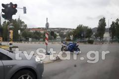 Λαμία: Αδέσποτα επιτέθηκαν σε οδηγό μηχανής που συγκρούστηκε με ΙΧ. [photos]