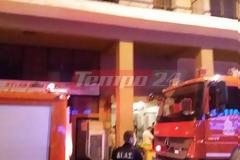 Πάτρα - Τώρα: Φωτιά σε διαμέρισμα πολυκατοικίας στην Γερμανού - Πανικός στους ενοίκους - Το ΕΚΑΒ παρέλαβε εναν νεαρό - Πυροσβέστες κατεβάζουν ηλικιωμένη
