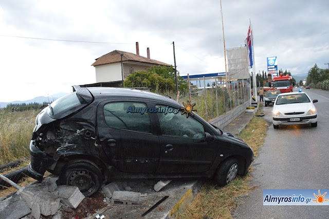 Πλαγιομετωπική σύγκρουση οχημάτων στην έξοδο του Αλμυρού προς Βόλο - Φωτογραφία 3