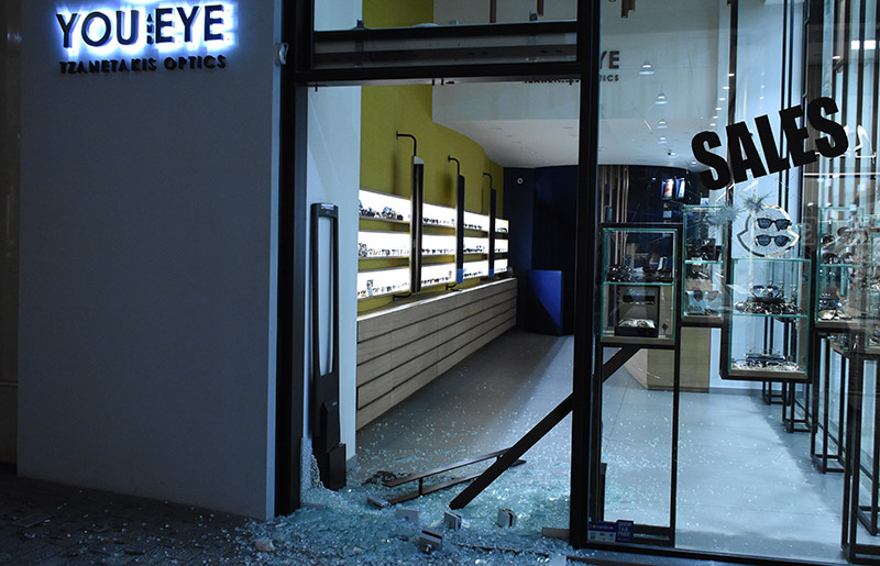 Τα έκαναν λίμπα οι βάνδαλοι στην Ερμού! Σε απόγνωση οι καταστηματάρχες - Φωτογραφία 11