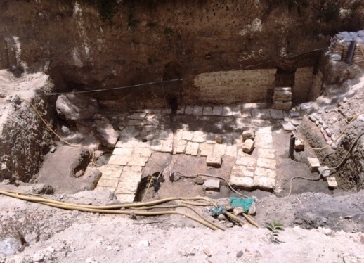 Ελληνίδα αρχαιολόγος εντόπισε υπόγεια σήραγγα στα τετράγωνα των Πτολεμαίων - Φωτογραφία 2