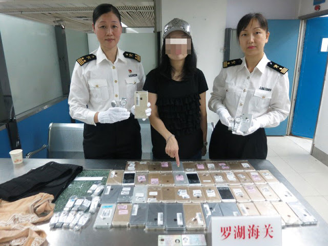 Μια γυναίκα στη Κίνα προσπάθησε να περάσει λαθραία 102 iphone τοποθετημένα επάνω της - Φωτογραφία 1